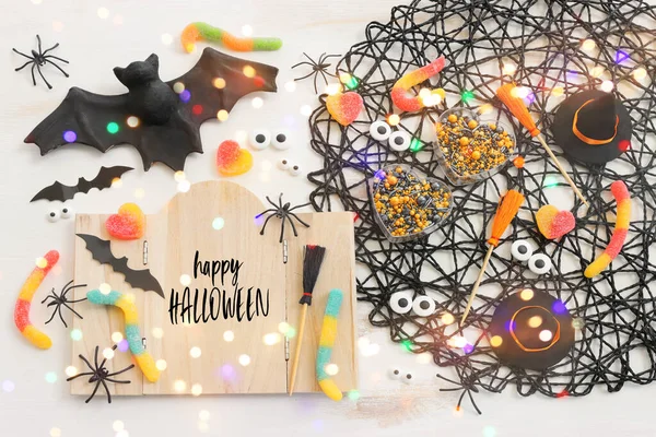 Feiertagsbild Von Halloween Hexenhut Besen Fledermäuse Spinnen Und Holzbrettgestell Mit — Stockfoto