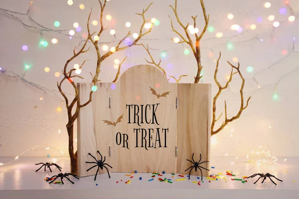 Feiertagsbild Von Halloween Spinnen Kahle Bäume Und Holzbretterrahmen Mit Text — Stockfoto