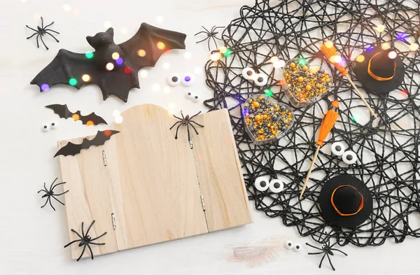 Feiertagsbild Von Halloween Hexenhut Besen Spinnen Fledermäuse Und Holzbrettrahmen Für — Stockfoto