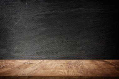 Tahta masa ve koyu siyah desenli arkaplan