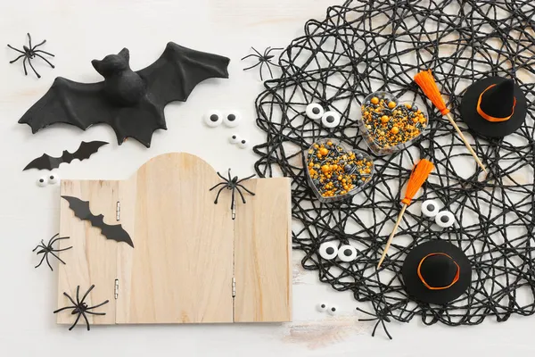 Feiertagsbild Von Halloween Hexenhut Besen Spinnen Fledermäuse Und Holzbrettrahmen Für — Stockfoto