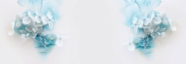 Sanatsal mürekkep arkaplanındaki mavi ortanca çiçeklerinin yaratıcı görüntüsü. Kopyalama alanı olan üst görünüm