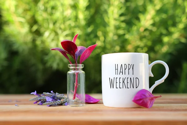 Koffiekopje Met Tekst Happy Weekend Houten Tafel Buiten — Stockfoto