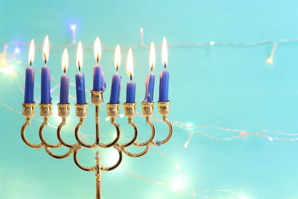 Obraz Żydowskiego Święta Chanuka Menorą Tradycyjne Świeczniki Świece Nad Girlanda — Zdjęcie stockowe