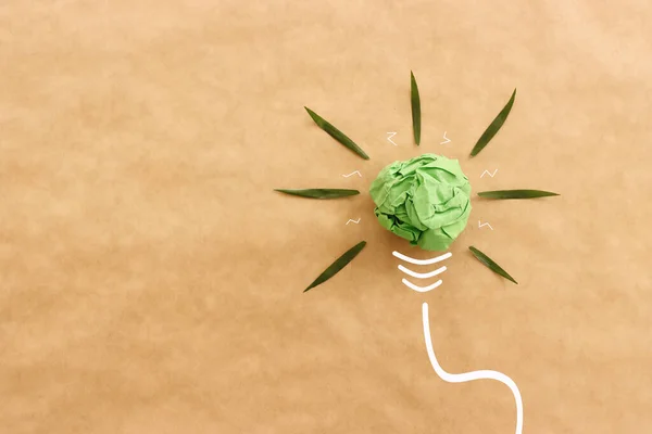 Image Conceptuelle Ampoule Verte Papier Froissé Symbole Scr Innovation Entreprise — Photo