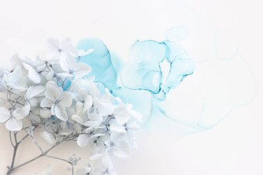 Sanatsal mürekkep arkaplanındaki mavi ortanca çiçeklerinin yaratıcı görüntüsü. Kopyalama alanı olan üst görünüm