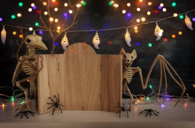 Cadılar Bayramı 'nın resmi. Örümcekler, iskeletler ve ahşap tahta çerçeve için yazı veya masa üzerinde makara