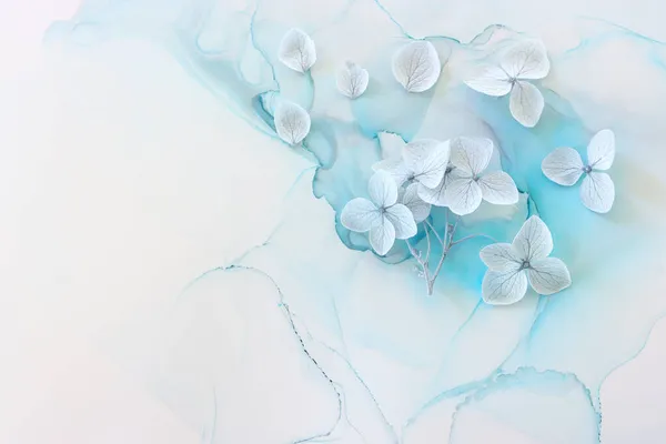 Creatief Beeld Van Pastelblauwe Hortensia Bloemen Artistieke Inkt Achtergrond Bovenaanzicht — Stockfoto