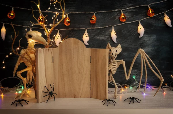 Vakantie Beeld Van Halloween Spinnen Skeletten Houten Kartonnen Onderstel Voor — Stockfoto