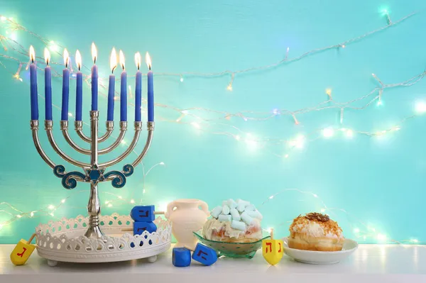 ユダヤ教の休日のイメージMenorah 伝統的な燭台 ドーナツとキャンドルとハヌカの背景 — ストック写真