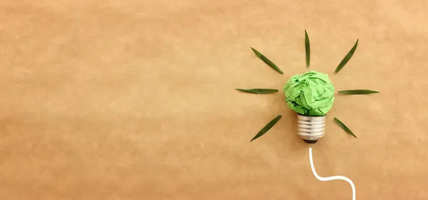 Image Conceptuelle Ampoule Verte Papier Froissé Symbole Scr Innovation Entreprise — Photo
