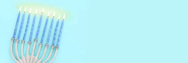 보석같은 축일을 기념하는 하누카의 파스텔푸른 촛불들 전통적 — 스톡 사진