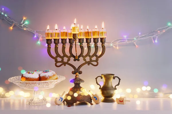 Религиозный Образ Еврейского Праздника Ханука Фон Менорой Традиционные Канделябры Пончик — стоковое фото