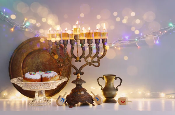 Религиозный Образ Еврейского Праздника Ханука Фон Менорой Традиционные Канделябры Пончик — стоковое фото