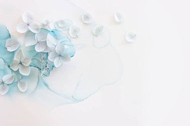 Sanatsal mürekkep arkaplanındaki mavi ortanca çiçeklerinin yaratıcı görüntüsü. Kopyalama alanı olan üst görünüm