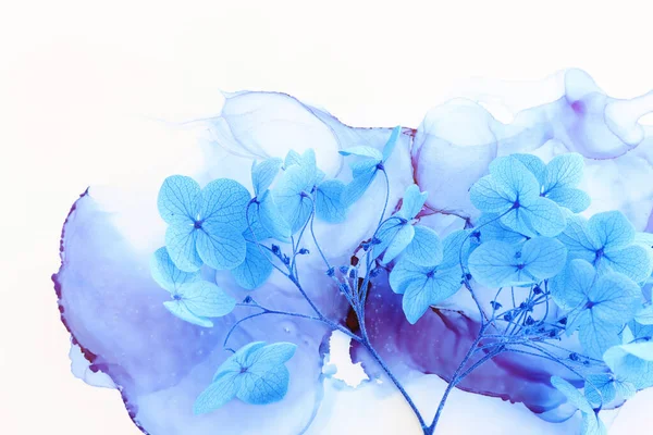 Kreatives Bild Von Blauen Hortensienblüten Auf Künstlerischem Tuschgrund Draufsicht Mit — Stockfoto