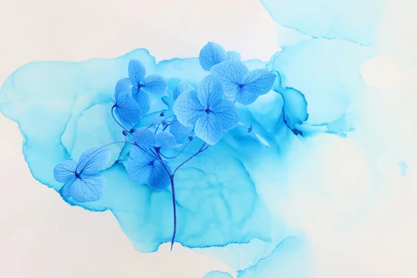 Creatief Beeld Van Blauwe Hortensia Bloemen Artistieke Inkt Achtergrond Bovenaanzicht — Stockfoto