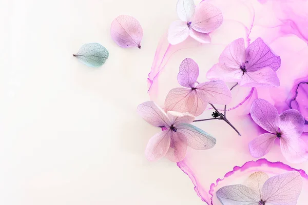 Kreatives Bild Von Pastellvioletten Und Rosa Hortensienblüten Auf Künstlerischem Tuschgrund — Stockfoto