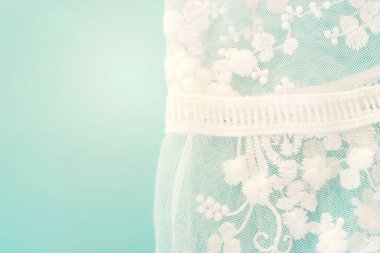 Beyaz, narin dantelli kumaşın arka planı, klasik tonlu.