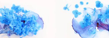 Sanatsal mürekkep arkaplanındaki mavi ortanca çiçeklerinin yaratıcı görüntüsü. Kopyalama alanı olan üst görünüm