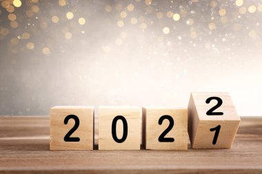 Parlak arkaplan üzerinde 2022 metni olan tahta küpler