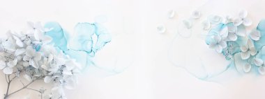 Sanatsal mürekkep arkaplanındaki mavi ortanca çiçeklerinin yaratıcı görüntüsü. Kopyalama alanı olan üst görünüm