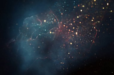 Soyut parıltılı ışıkların arkaplanı. Altın, mavi ve siyah. & Odaklan