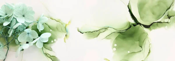 以艺术油墨为背景的薄荷绿水草花的创意形象 带有复制空间的顶部视图 — 图库照片