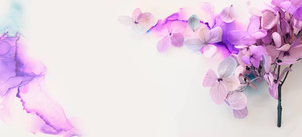 Kreatives Bild Von Rosa Und Lila Hortensienblüten Auf Künstlerischem Tuschgrund — Stockfoto