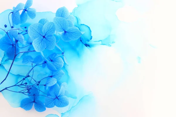 Creatief Beeld Van Blauwe Hortensia Bloemen Artistieke Inkt Achtergrond Bovenaanzicht — Stockfoto