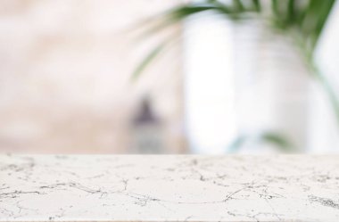 Boş masa tahtası ve kapalı alanda odaklanmış arka plan. ürün görüntüleme konsepti