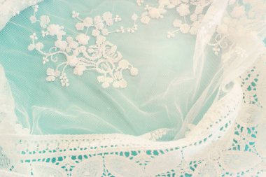 Beyaz, narin dantelli kumaşın arka planı, klasik tonlu.