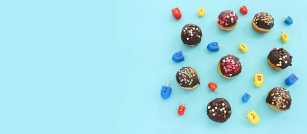 Imagen Las Vacaciones Judías Hanukkah Con Donuts Dreidels Madera Spinning —  Fotos de Stock