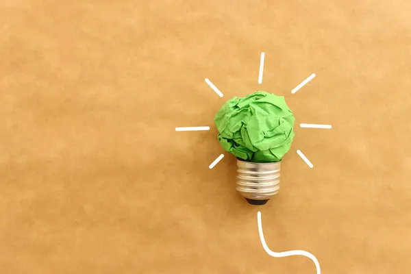 緑がかった紙電球の概念イメージ Scrのシンボル 革新と環境に優しいビジネス — ストック写真