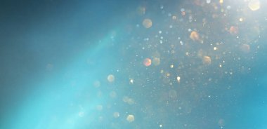 Pırıl pırıl ışıklar arka plan. Gümüş, mavi, altın ve beyaz. Odaklanmamış