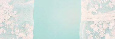 Beyaz, narin dantel kumaşın arka planı, pastel tonlu.