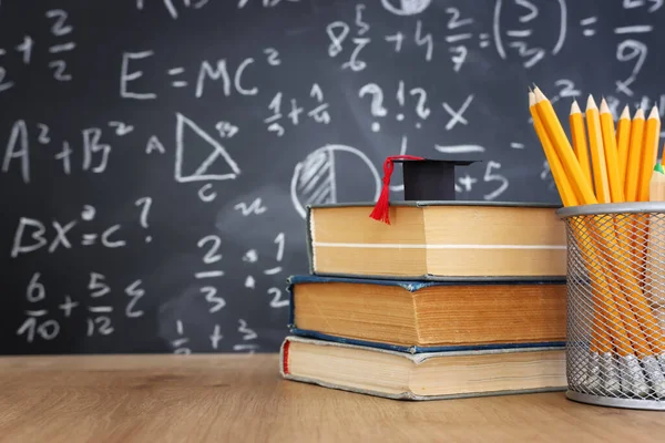 Pencils Graduation Hat Infront Blackboard Formulas Education Concept — Stock Photo, Image