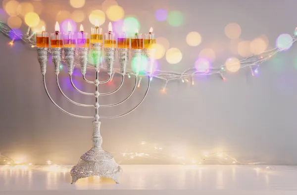 犹太节日光明节与传统烛台和油灯在花环灯台上的图片 — 图库照片