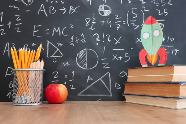 Schulbücher Auf Dem Schreibtisch Vor Der Tafel Mit Formeln Bildungskonzept — Stockfoto