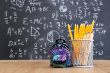 Tahtanın önünde formüllü kalemler. eğitim kavramı