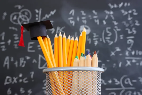 Ceruzák Ballagási Kalap Tábla Előtt Képletekkel Oktatási Koncepció — Stock Fotó