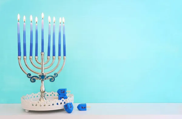 Menorah Geleneksel Şamdan Dönen Top Oyuncaklarla Yahudi Bayramı Hanuka Arkaplanının — Stok fotoğraf