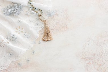 Beyaz, narin dantelli kumaş ve boyunsuz arka plan