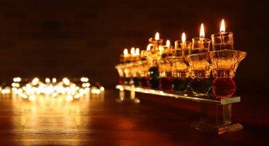 Yahudi bayramı arkaplan resmi kristal menorah (geleneksel şamdan) ve yağ mumları ile