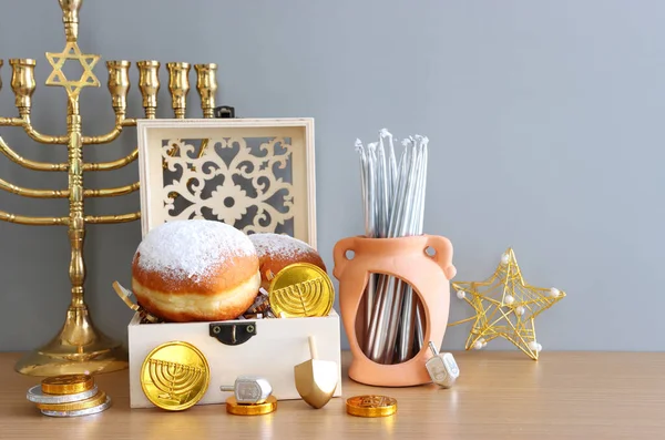 犹太节日光明节的宗教图像 背景与传统烛台 甜甜圈和蜡烛 — 图库照片