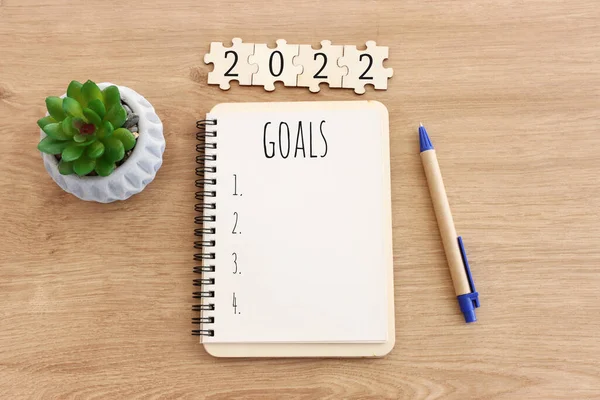 Business Concept Top View 2022 Goals List Notebook Wooden Desk — Stock Photo, Image