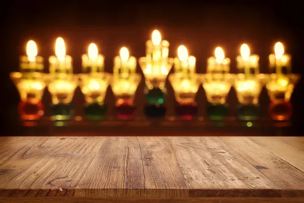 在犹太教节日光明节前的空白木制餐桌的宗教图像 背景为传统烛台 产品展示 — 图库照片