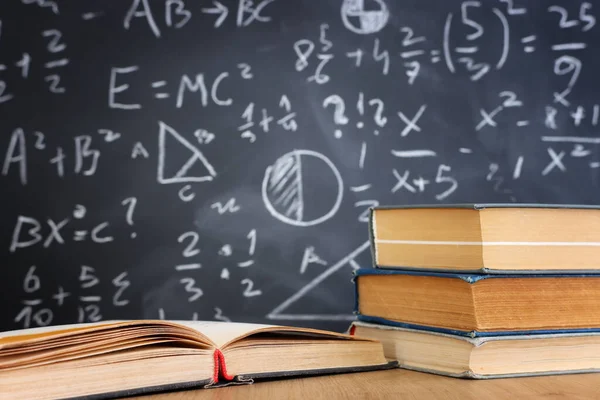 Schulbücher Auf Dem Schreibtisch Vor Der Tafel Mit Formeln Bildungskonzept — Stockfoto