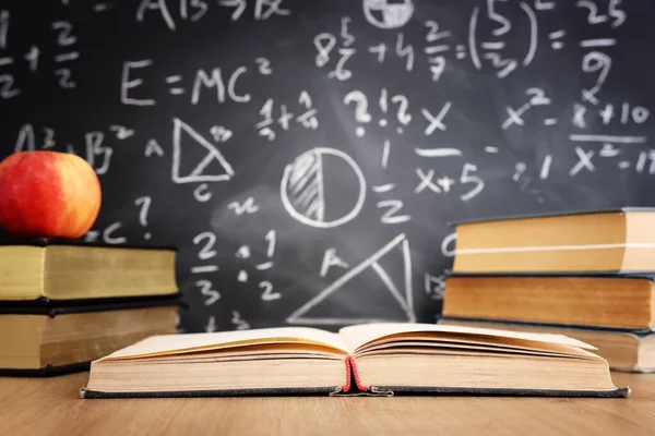 Schulbücher Auf Dem Schreibtisch Vor Der Tafel Mit Formeln Bildungskonzept — Stockfoto