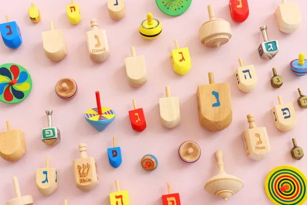 Imagen Las Vacaciones Judías Hanukkah Colección Dreidels Madera Encimeras Con —  Fotos de Stock